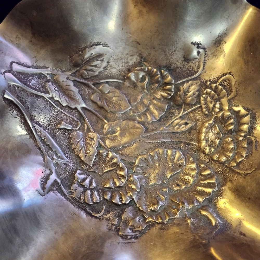 vintage solid brass decorative bowl or dish, featuring an embossed floral Design - Picture 6 of 7